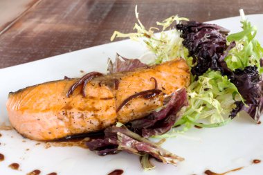 marul ve soslu somon biftek