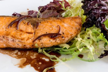 marul ve soslu somon biftek