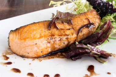 marul ve soslu somon biftek