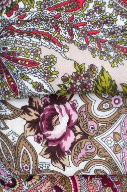 Sergiev Posad, Rusya: 02 Mayıs 2018. Rus Halk Pavlov Posad şallar closeup Hediyelik eşya pazarında dokuma. Stoles Rus Halk desenleri ile
