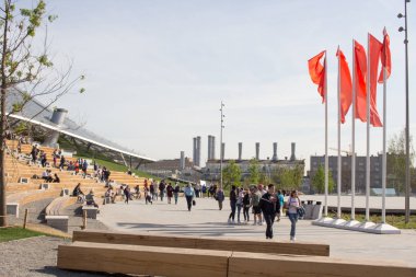  Rusya, Moskova, 11 Mayıs 2018: İnsanlar Peyzaj Park Zaryadye dinlenme