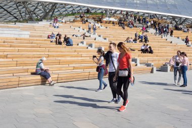  Rusya, Moskova, 11 Mayıs 2018: İnsanlar Peyzaj Park Zaryadye dinlenme