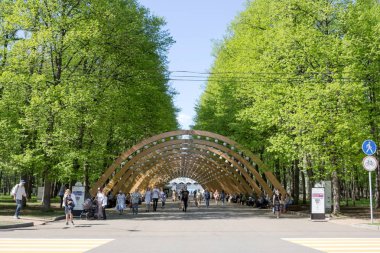 Rusya, Moskova, 06 Mayıs 2018: Sokolniki park, güneşli bir bahar günü, ahşap kemer - Sokolniki park sembolü