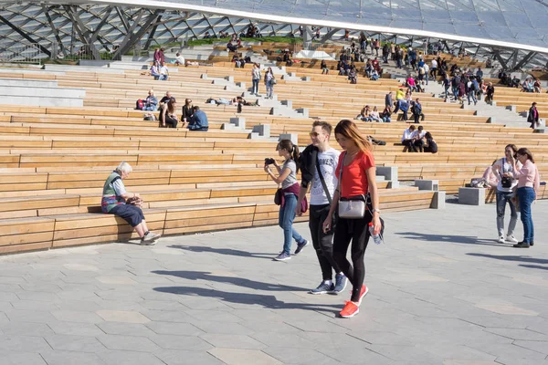  Rusya, Moskova, 11 Mayıs 2018: İnsanlar Peyzaj Park Zaryadye dinlenme