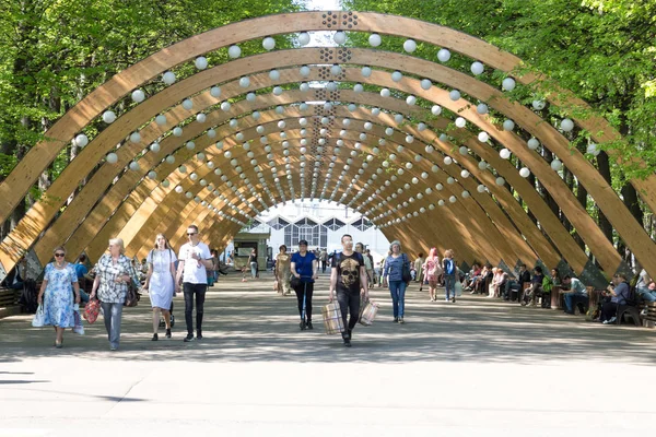 Rusya, Moskova, 06 Mayıs 2018: Sokolniki park, güneşli bir bahar günü, ahşap kemer - Sokolniki park sembolü