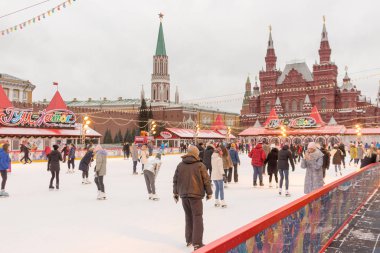 Moskova, Rusya: İnsanlar Kızıl Meydan 'da buz pateni pistinde kayıyorlar