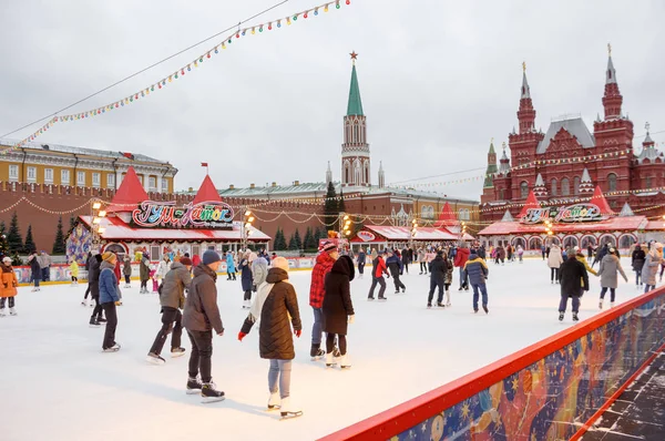 MOSCÚ, RUSIA: La gente patina sobre hielo en la pista de patinaje en la Plaza Roja —  Fotos de Stock