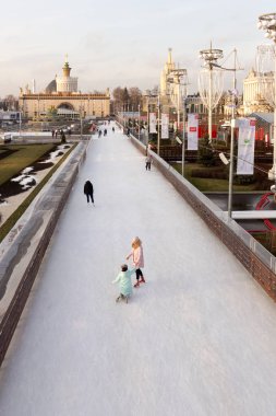 Moskova, Rusya - 6 Aralık 2019: Vdnkh parkında paten sahası.