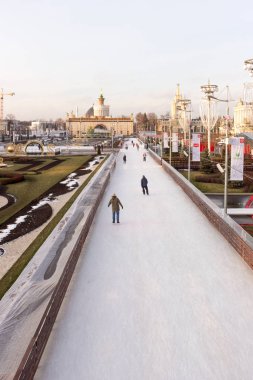 Moskova, Rusya - 6 Aralık 2019: Vdnkh parkında paten sahası.