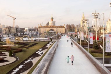 Moskova, Rusya - 6 Aralık 2019: Vdnkh parkında paten sahası.