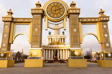 Rusya; Moskova; 6 Aralık 2019: Vdnh Park. Ana giriş. Noel ve Yeni Yıl için şehrin şenlikli dekorasyonu