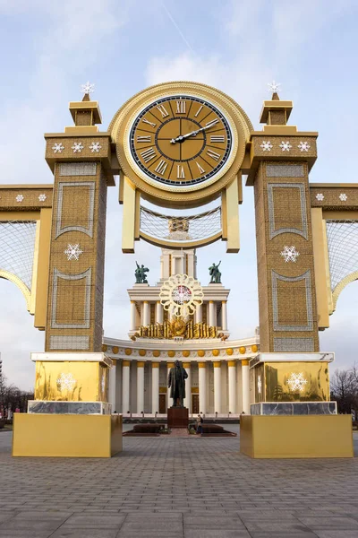 Rusia Moscú Diciembre 2019 Vdnh Park Entrada Principal Decoración Festiva —  Fotos de Stock
