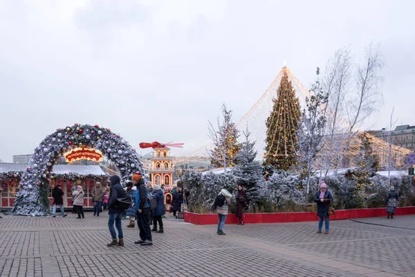 Russia, Mosca, piazza Manezhnaya. Decorazioni festive invernali — Foto Stock