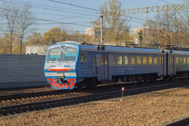 Rusya, Moskova - 06 Nisan 2015: Tren Yauza platformu Yaroslavl demiryolu istikametinde hareket etmektedir. Banliyö Elektrikli Treni.