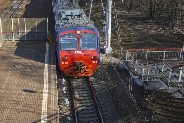 Rusko Moskva Dubna 2015 Vlak Jede Oblasti Nástupiště Yauza Směr — Stock fotografie