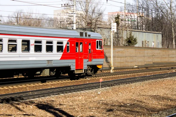Rosja Moskwa Kwietnia 2015 Pociąg Porusza Się Obszarze Platformy Yauza — Zdjęcie stockowe