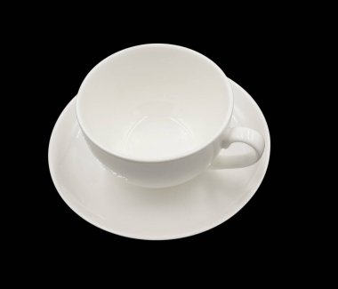 Boş bir beyaz fincan ve siyah arkaplanda izole edilmiş klasik şekilli bir fincan tabağı..
