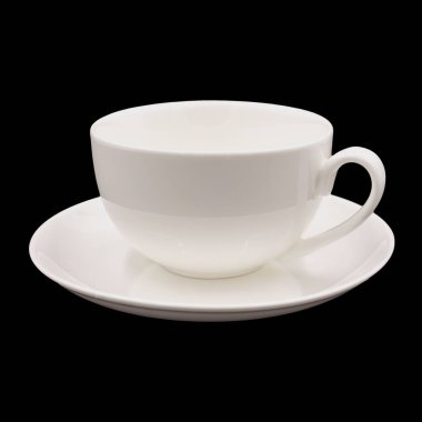 Boş bir beyaz fincan ve siyah arkaplanda izole edilmiş klasik şekilli bir fincan tabağı..
