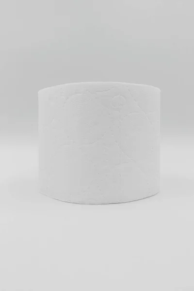 Carta Igienica Bianca Arrotolata Sfondo Bianco — Foto Stock