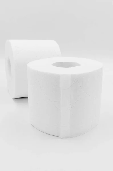 Wit Toiletpapier Opgerold Een Witte Ondergrond — Stockfoto