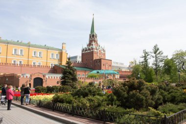 Rusya, Moskova, 15 Mayıs 2017 Alexandrovsky Bahçesi. İnsanlar parkın manzarasını çekiyorlar..