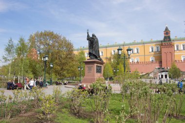 Rusya, Moskova, 15 Mayıs 2017: Hiyeroşehit Hermogenes Anıtı, Moskova ve Rusya Patriği, Alexandrovsky Bahçesi, Kremlin Duvarı ve Kuleleri