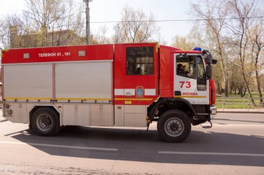 Rusya, Moskova, Mayıs 04, 2018: Bir şehir caddesinde itfaiye aracı