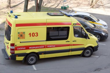 Rusya, Moskova - 05 Mayıs 2020: Bir yerleşim yerinin girişindeki bir caddede sarı araba canlandırması, bir salgın COVID-19