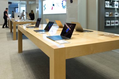Rusya, Moskova, Mart 07.2020: Kuznetsky Most. Lüks mağaza TSUM. Ürünlerin Apple 'a satışı.