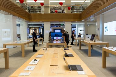 Rusya, Moskova, Mart 07.2020: Kuznetsky Most. Lüks mağaza TSUM. Ürünlerin Apple 'a satışı.