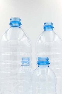 Beyaz arka planda kullanılmış plastik şişeler. Plastik ve doğadaki diğer çözülemeyen atıklar tarafından çevre kirliliği sorunu kavramı.