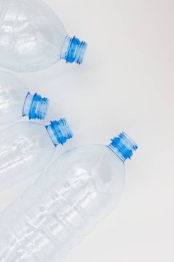 Beyaz arka planda kullanılmış plastik şişeler. Plastik ve doğadaki diğer çözülemeyen atıklar tarafından çevre kirliliği sorunu kavramı.