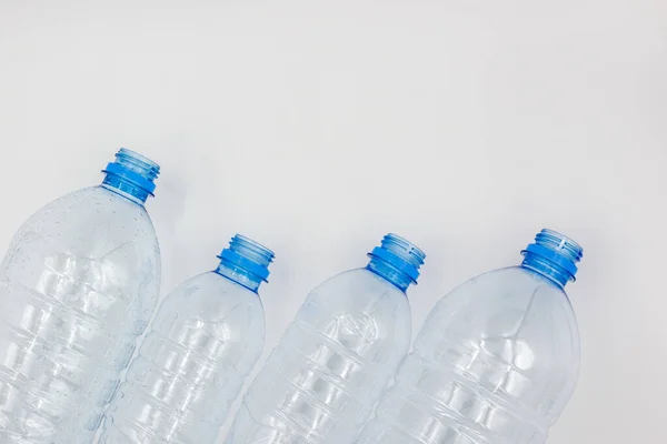 Puste Używane Plastikowe Butelki Białym Tle Koncepcja Problemu Zanieczyszczenia Środowiska — Zdjęcie stockowe