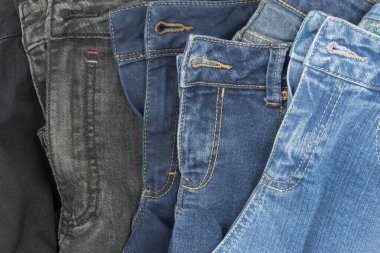 Kot pantolonun çeşitli renkleri: siyah ve mavinin tonları