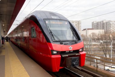 Moskova, Rusya - Mart 09. 2020: Okruzhnaya tren istasyonunda ekspres tren