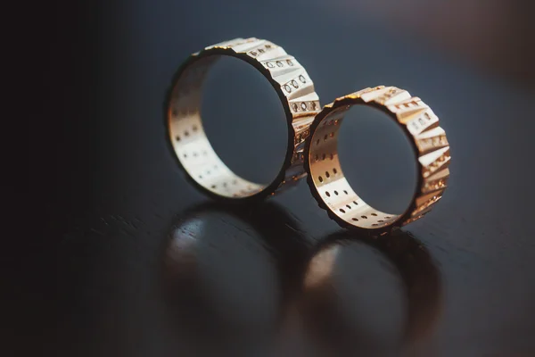 Anillos de boda capturados con un reflejo —  Fotos de Stock