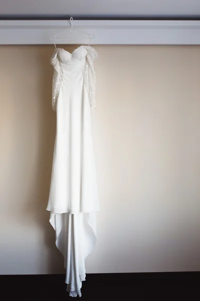 Hosszú, fehér ruhát — Stock Fotó