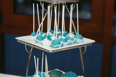 Beyaz plaka üzerinde mavi kremalı tatlılar