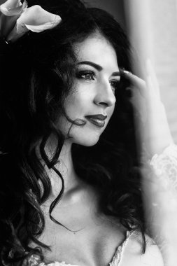 Gelin kıvırcık saçları lily ile düşünceli görünüyor 