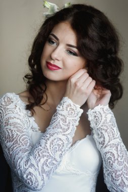 Gelin düşünceli küpelerinden üzerinde giyerken kalır 