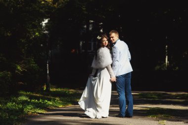 Sadece evli çift park çevresinde yürür