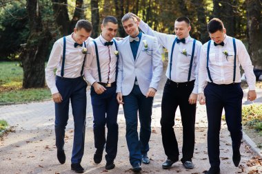 Park bridesmen ile dolaşan nişanlısı 