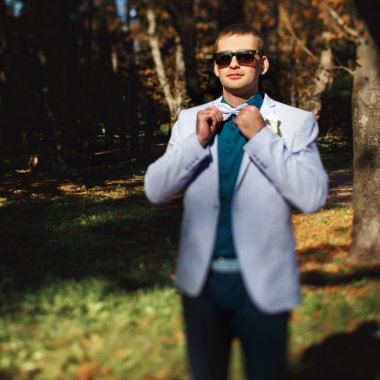 Nişanlısı bir papyon ayarlar