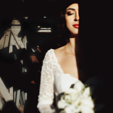 Zambak buketi gelinle endüstriyel backg gölgeli ikiye