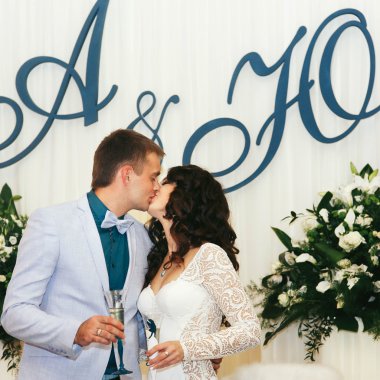 Nişanlısı bir gelin holding şampanya öper.