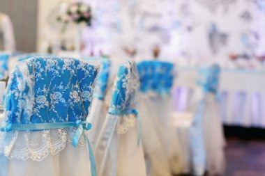 Düğün için güzel mavi sandalye süsleme