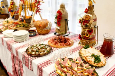  Geleneksel alkol ve düğün masada meze