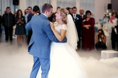 Restoran dansında mutlu güzel yeni evliler