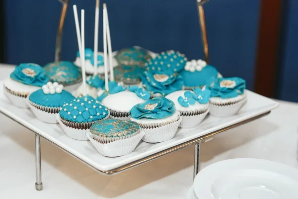 Mavi inci ve çiçek süslemeleri ile cupcakes — Stok fotoğraf