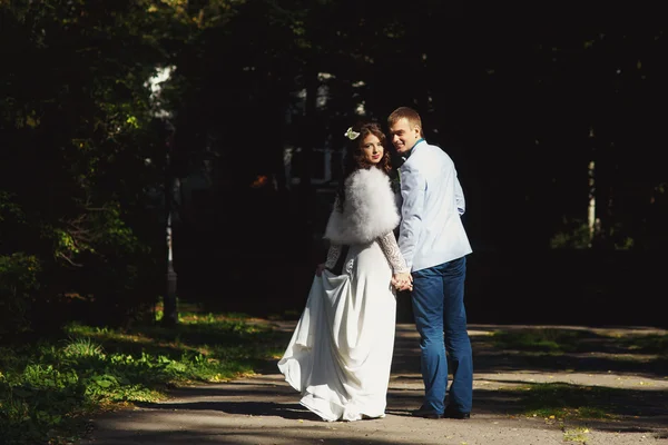 ちょうど結婚されていたカップルが公園を歩く — ストック写真